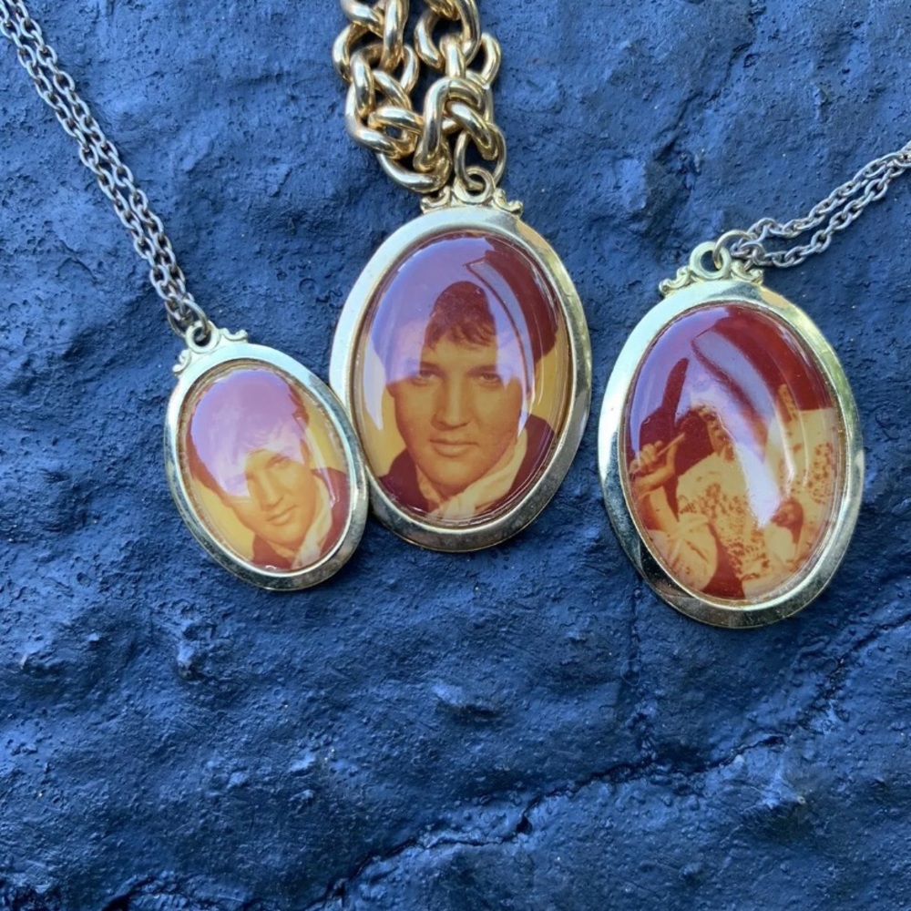 ELVIS PRESLEY - VINTAGE - 1935-1977- GOLD TONE '70'S BRACELET BOXCAR ENTERPRISES